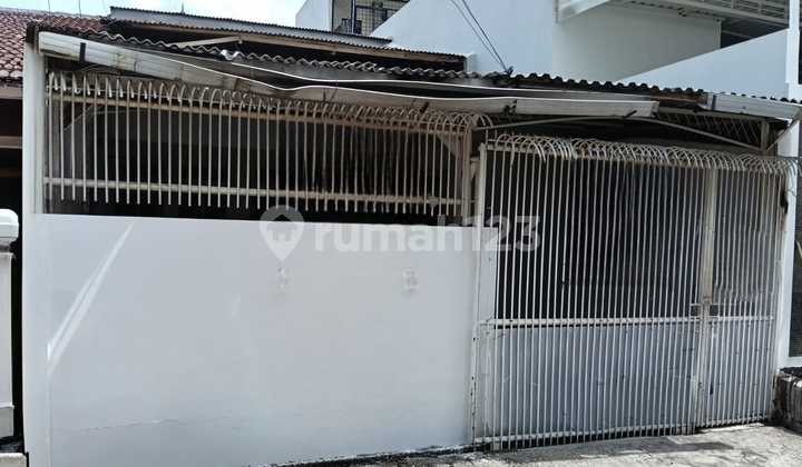 Standard 1.5-Story Building House for Sale in a Quiet and Comfortable Environment, Sunter, North Jakarta. The house has SHM (Certificate of Ownership) located in RPTRA Sunter Hijau, Sunter Hijau Housing, Jl. Sunter Kirana Raya RT.04/RW.010, Sunter Jaya, Tanjung Priok, North Jakarta City, DKI Jakarta, Indonesia.