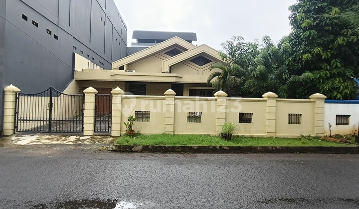 Rumah Besar Rapih Siap Pakai Lingkungan Nyaman & Asri Row Jalan 3 Mobil Pekarangan Luas Disewakan Sunter Jakarta Utara