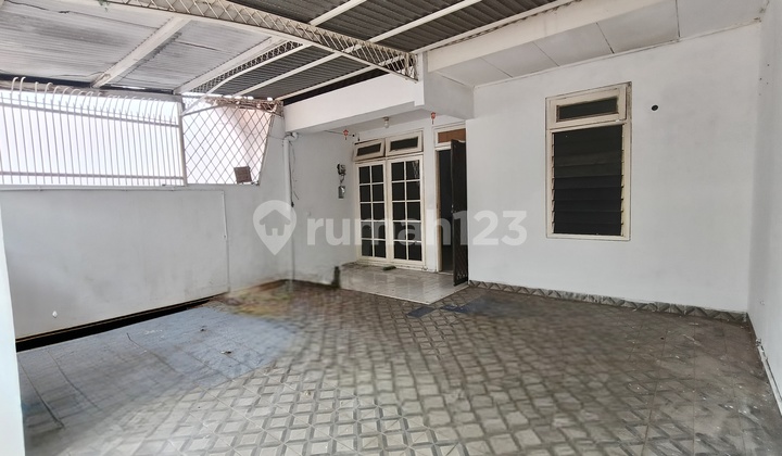 Standard 1.5-Story Building House for Sale in a Quiet and Comfortable Environment, Sunter, North Jakarta. The house has SHM (Certificate of Ownership) located in RPTRA Sunter Hijau, Sunter Hijau Housing, Jl. Sunter Kirana Raya RT.04/RW.010, Sunter Jaya, Tanjung Priok, North Jakarta City, DKI Jakarta, Indonesia. 2