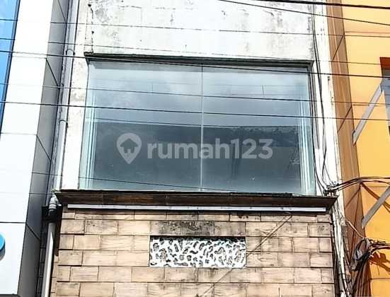 3-Story Commercial Shop for Sale with Basement in Panglima Polim, Kebayoran Baru, South Jakarta. Shop located at Jl. Panglima Polim III No.146, Melawai, Kebayoran Baru, South Jakarta City, DKI Jakarta, Indonesia, 12160. Panglima Polim, 140.0 m², Unfurnished, HGB.