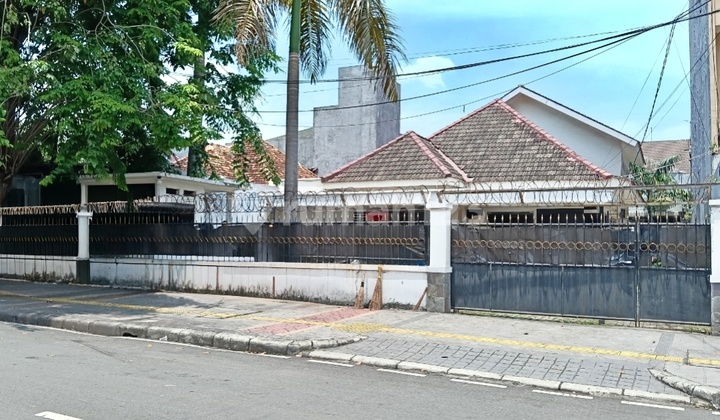 Large Business House for Sale, Strategic Location in Tanah Abang, Central Jakarta, Good House with SHM 2