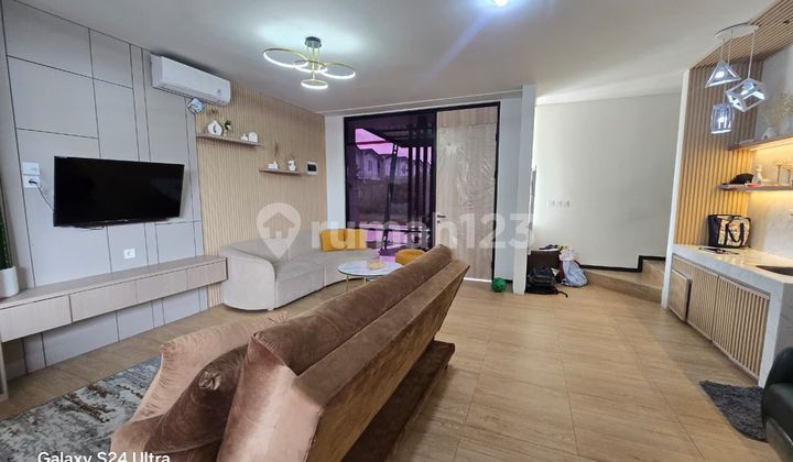 Fedi. Rumah Disewakan di Cosmo Estate Lippo Cikarang