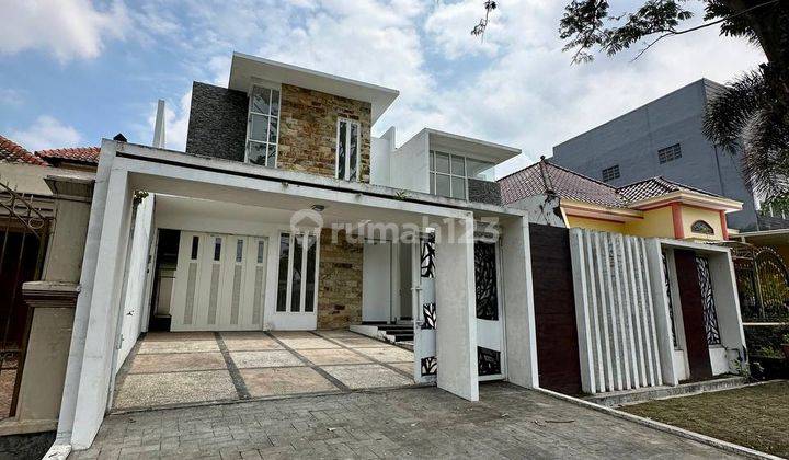 Rumah Mewah Pinggir Jalan di Boulevard Araya, Blimbing, Malang 2