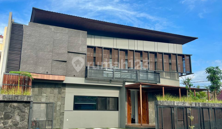 Rumah Modern Tropical Kelas Premium di Manyar Kertoadi Surabaya 2