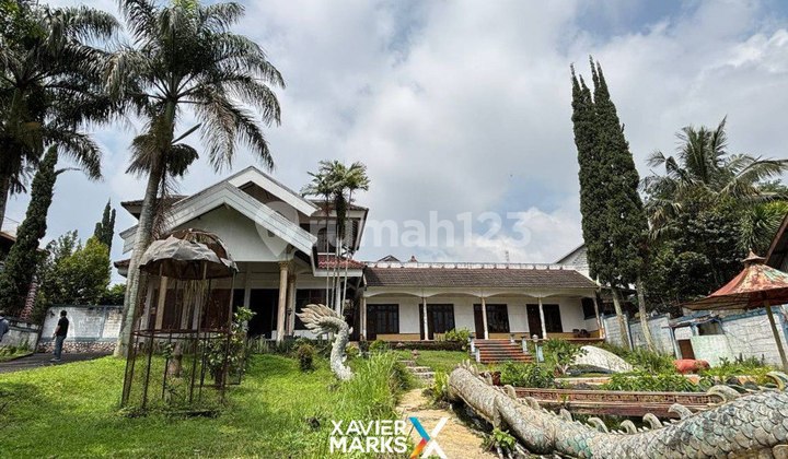 Spacious Villa in a Lush Garden on Imam Bonjol Street, Batu City, Near Tourist Attractions Spacious Villa in a Lush Garden on Imam Bonjol Street, Batu City, Near Tourist Attractions