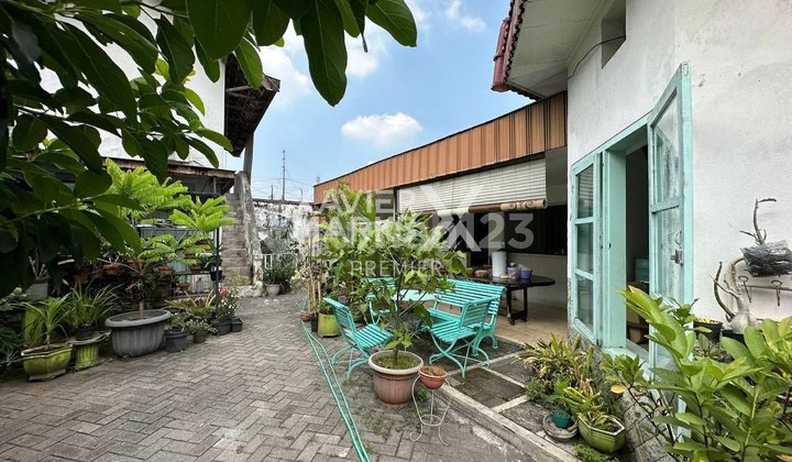 For Sale Central City House Suitable for Cafe Business in Klojen, Malang For Sale Central City House Suitable for Cafe Business in Klojen, Malang