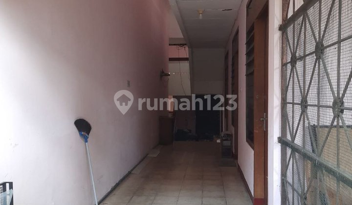 Dijual Rumah Hook Vintage Tengah Kota Semi Furnish di Klojen Malang 2