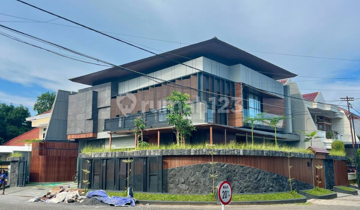 Rumah Modern Tropical Kelas Premium di Manyar Kertoadi Surabaya 1