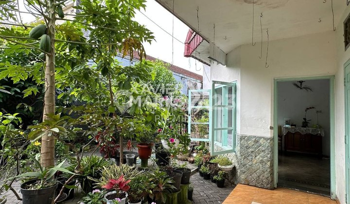 For Sale Central City House Suitable for Cafe Business in Klojen, Malang 2