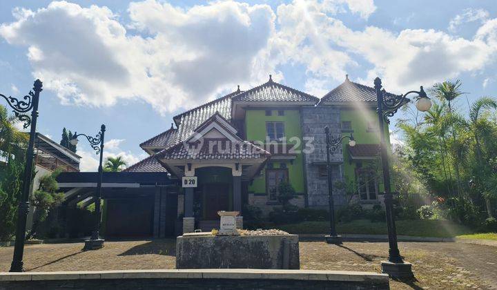 RUMAH MEWAH BESAR DALAM PERUMAHAN DEKAT KAMPUS UGM DAN UII DI JALAN KALIURANG KM 8 1