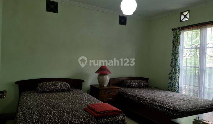 RUMAH MEWAH BESAR DALAM PERUMAHAN DEKAT KAMPUS UGM DAN UII DI JALAN KALIURANG KM 8 11