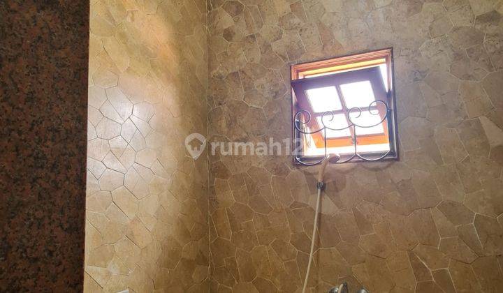 RUMAH MEWAH BESAR DALAM PERUMAHAN DEKAT KAMPUS UGM DAN UII DI JALAN KALIURANG KM 8 22