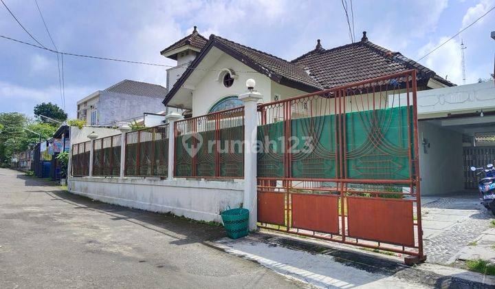 RUMAH DENGAN TANAH LUAS DI JALAN KALIURANG  2