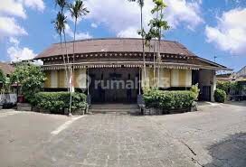 Rumah Kuno dan Antik di Tengah Kota di Wirogunan