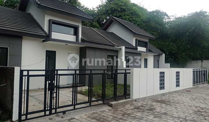 Rumah Baru Cantik Siap Huni Dalam Cluster di Cebongan 2