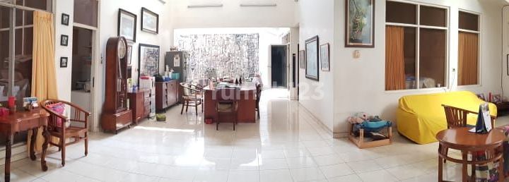 Ready-to-Occupy House in Tosiga Kemanggisan, West Jakarta