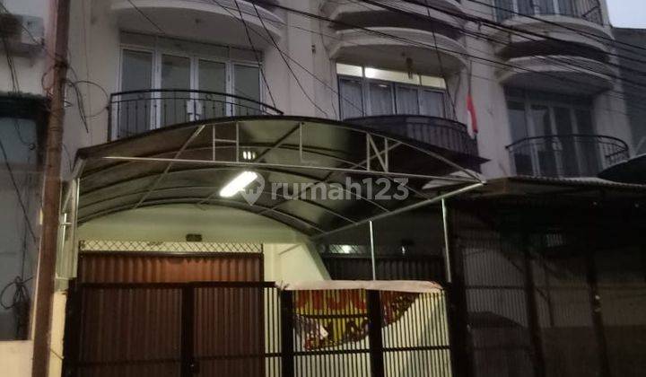 Ruko dipinggir jalan ramai di Tomang Jakarta Barat 1