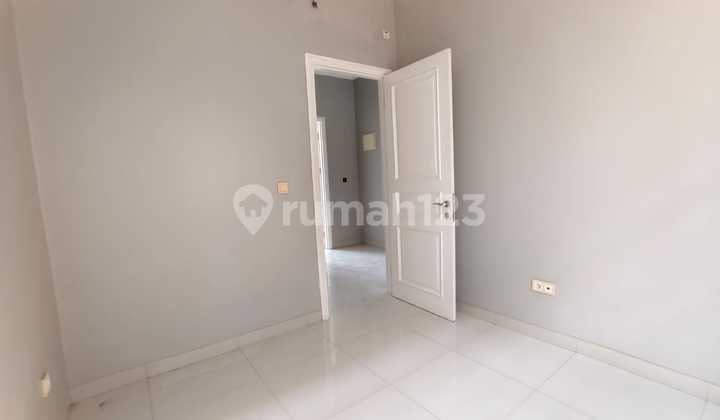 Rumah Sewa Hoek di Green Lake, Cluster West Europe Siap Huni 2