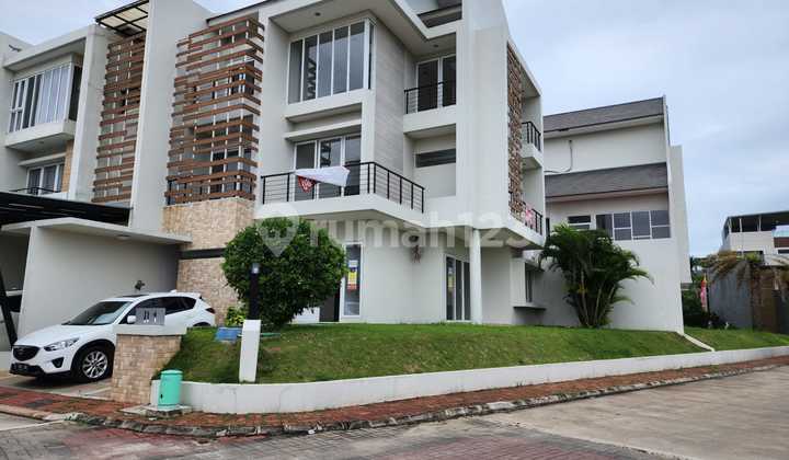 Rumah di Grisenda Cluster Lucky Park, Hoek 3 lantai LT 250m2