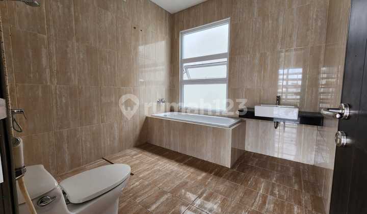 Rumah di Grisenda Cluster Lucky Park, Hoek 3 lantai LT 250m2 2