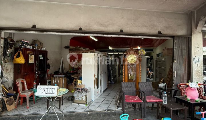 Shop house located at a corner position on Niaga Street, West Singkawang. 2