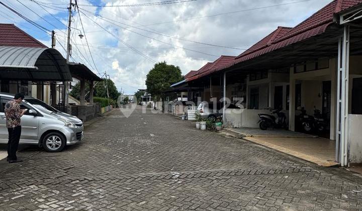 House on Jl Karya Baru, Pondok Pelangi Complex, Pontianak 2