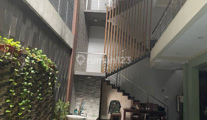 Dijual Rumah Gaya Modern Ada Kolam Renang di Taman Modern Cakung Jakarta Timur 1