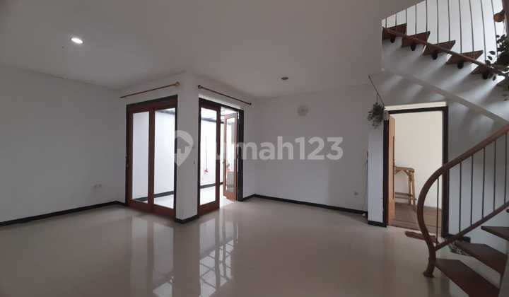 Great Shop House, Well-Maintained, Super Strategic Location on Jalan Cigadung Raya 1