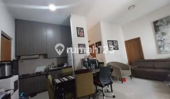 Rumah Tinggal Rapi dengan Kondisi Terawat di Taman Holis Indah