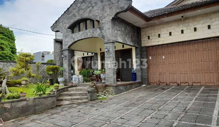 Rumah Mewah dan Nyaman di Lingkungan Elite Sukahaji, Bandung 1