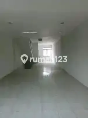 For Rent, Strategic Shop House, Brings Luck to Your Business in Sukajadi. 2