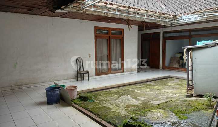 Rumah Perlu Renovasi Layout Bagus di Taman Sakura