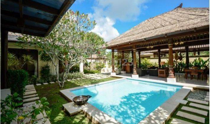 Villa Tropical Dekat ke Pantai Jimbaran Bali 1