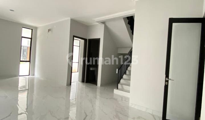 Disewakan Rumah Baru 150M2 di Pik2 Cluster Kuningan Village 2