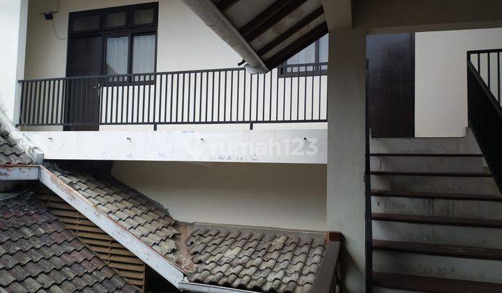 Rumah besar beserta kos-kosan dekat katedral Ijen. 2