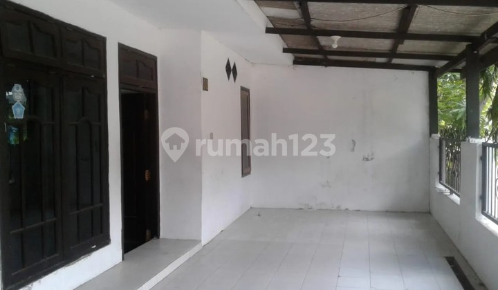 For sale: ready-to-live house in a strategic location in downtown Sidoarjo, near many public facilities.