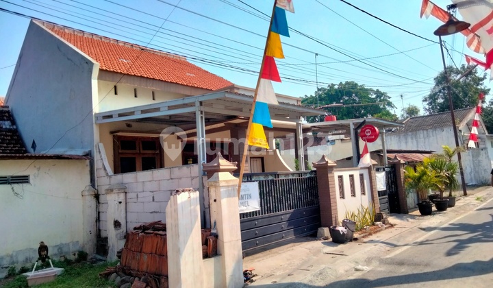 Tyas - House for Sale in ALPUKAT, Taman, Madiun 2
