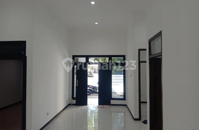 Frida - House for Rent in North Kebraon, Kebraon, Surabaya, East Java

Property Description,
Transaction: Lease
Type: House
Address: North Kebraon
Location: Kebraon, Surabaya, East Java
Certificate: Freehold Title (SHM)
Land Area: 207 m2
Building Area: 207 m2
Bedrooms