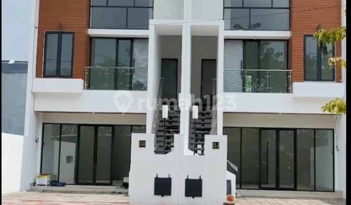 Widyanti - New shop house in a strategic and densely populated location within the school complex in the Buduran area. 1