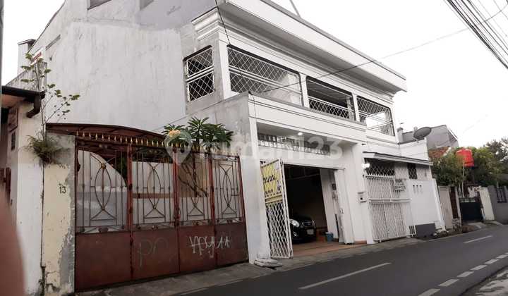 Rumah Di Jual Klasik Eksclusif Tiga Lantai Siap Huni .