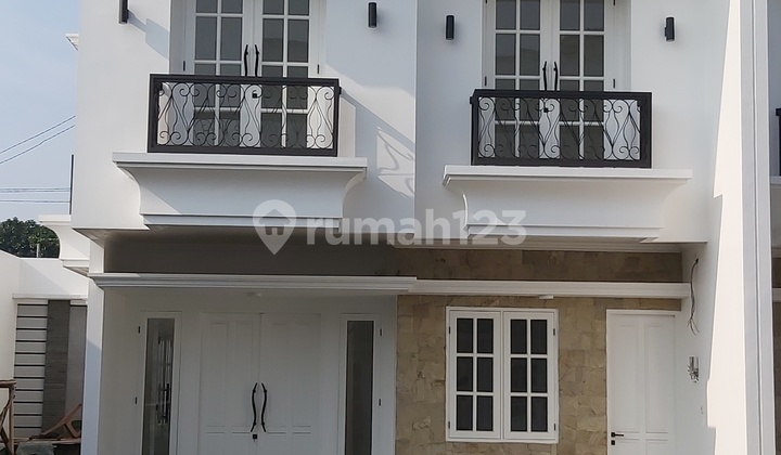 Rumah Baru Di Jual 2.5 Lantai Hoek Siap Huni . 2