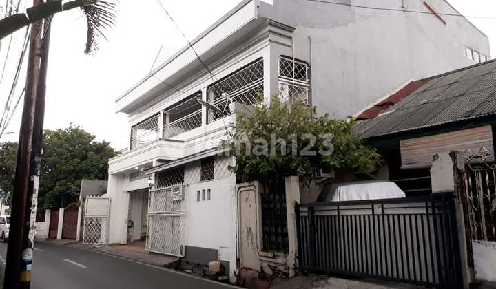 Rumah Di Jual Klasik Eksclusif Tiga Lantai Siap Huni . 2