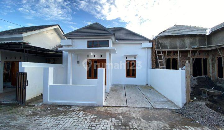 Rumah Baru Putih Limasan Modern Dalam Perumahan 1
