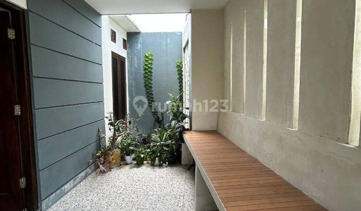 Rumah dengan variasi batu alam yang cantik di Jl kaliurang km 11 2