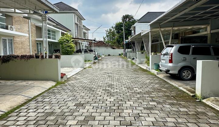 Rumah Cantik Hook Funished dengan Kolam Renang Pribadi di Godean 2