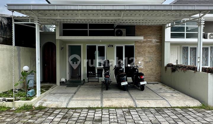 Rumah Cantik Hook Funished dengan Kolam Renang Pribadi di Godean