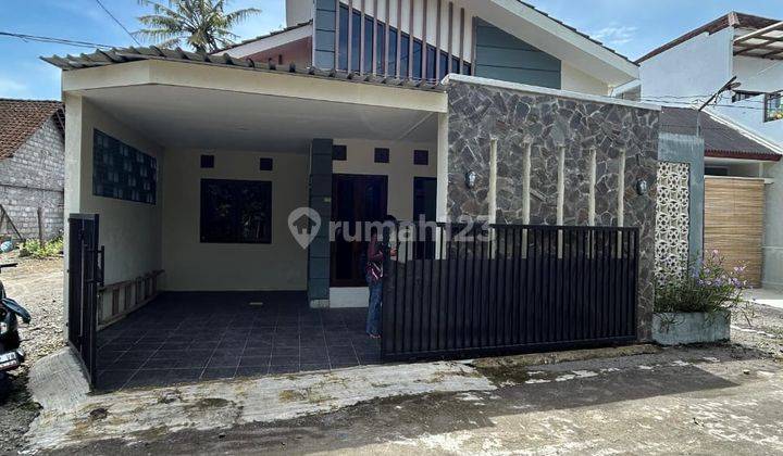 Rumah dengan variasi batu alam yang cantik di Jl kaliurang km 11 1