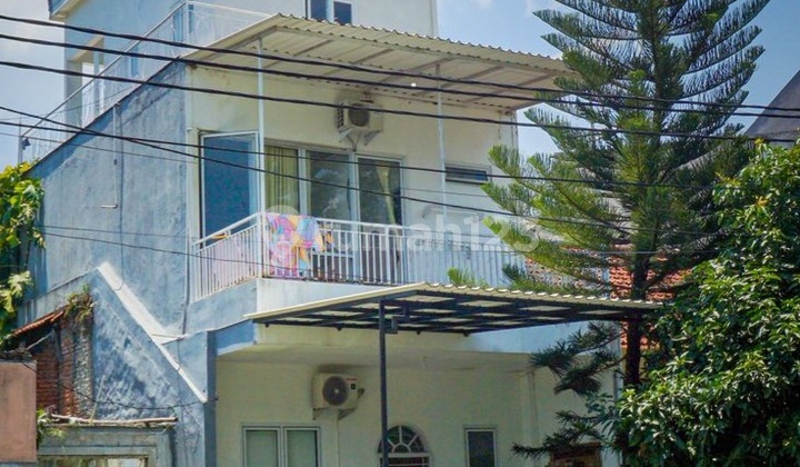 Dijual Rumah 3 Lantai Rooftop di Taman Legian Sentul City-Semi Furnish bisa KPR