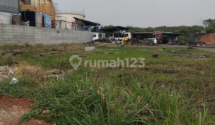 For rent, spacious open yard 2000m² in Tipar Cakung.