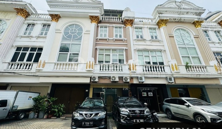 Ruko dengan Design Bangunan Klasik dan Design Interior Minimalis